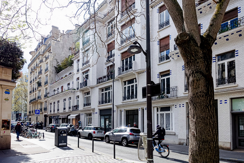 Paris 26 rue Vavin, un immeuble Art Déco revêtu de céramique signé